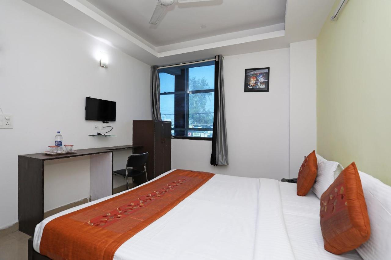 Oyo 11392 The Hotel Grand Hospitality Noida Kültér fotó