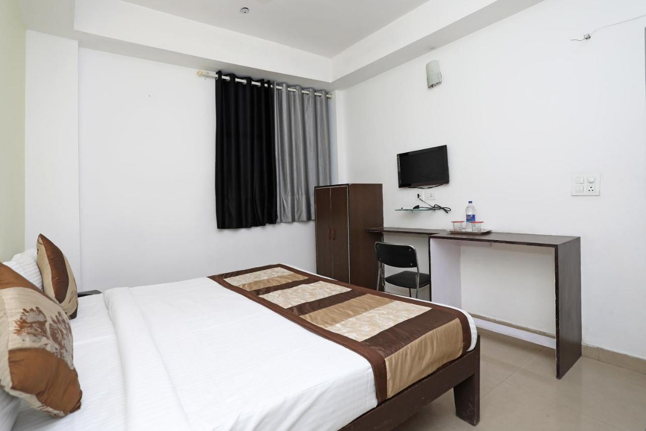 Oyo 11392 The Hotel Grand Hospitality Noida Kültér fotó